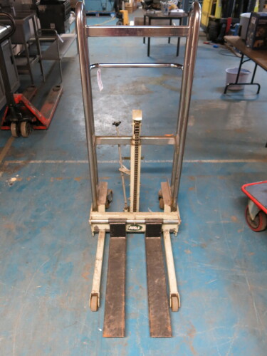 W&J 400kg Manual Lifter.