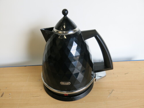 Delonghi Brillante Kettle in Black, Model KBJ3001.BK.