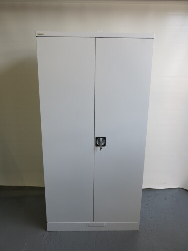 Silverline 2 Door 3 Shelf Metal Cabinet with Key. Size H183 x W92 x D46cm.