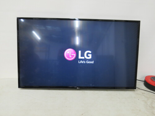 LG 49" Ultra HD TV, Model 49UH620V. Comes with Wall Bracket & Remote.