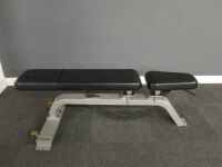 Precor Adjustable Weight Bench. NOTE: missing 1 x knob.