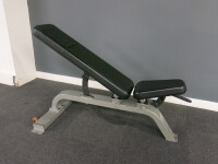 Precor Adjustable Weight Bench. NOTE: missing 1 x knob.