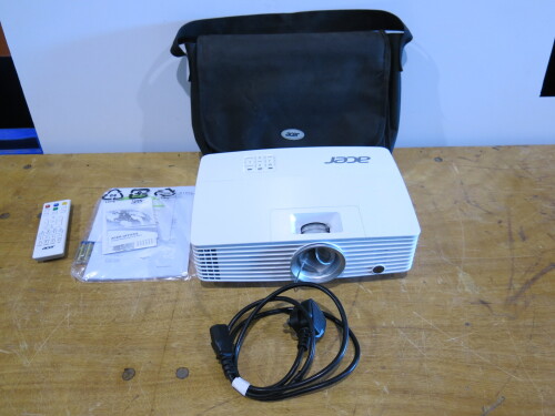 Acer P1185 DLP Projector with Remote in Case.