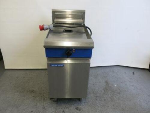 Blue Seal Moffat Electric Stainless Steel Single Wide Bowl Deep Fat Fryer, Model E43, S/N 1823902, 3 Phase. Comes with 2 Baskets.