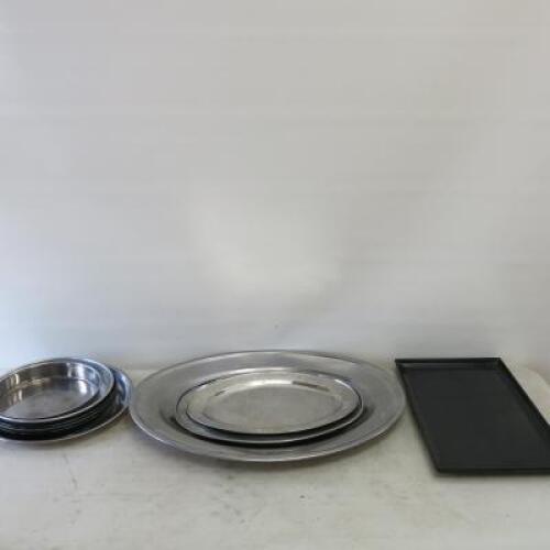 13 x Assorted Sized Trays to Include: 3 x Assorted Sized Oval Serving Trays, 9 x Round Trays & 1 x Black Oblong Tray.