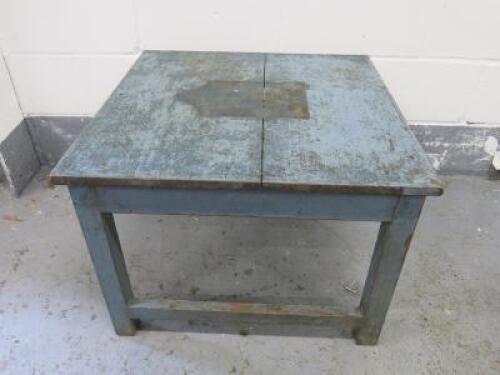 Wooden Coffee Table in Blue Distressed Look. Size H50 x W68 x D68cm.