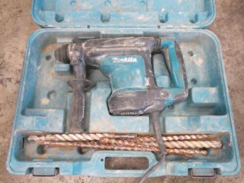 Makita AVT HR3210C Drill, 110v. Comes in Carry Case with Assorted Drill Bits.