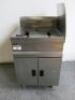 Lincat Gas Twin Tank Deep Fat Fryer, Model J10/N, S/N30257268. Size H106 x W60 x D69cm. Comes with 2 Baskets.