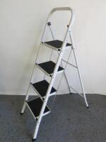 Vonhaus 4 Tread Step Ladder, Max Capacity 150kg.