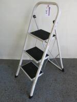 Vonhaus 3 Tread Step Ladder, Max Capacity 150kg.