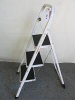 Vonhaus 3 Tread Step Ladder, Max Capacity 150kg.