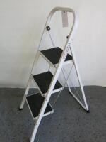 Vonhaus 3 Tread Step Ladder, Max Capacity 150kg.