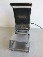 ORA Manual Tray Sealing Machine, Type B160D, S/N039510, DOM 2021. Comes with Plate, Size 10 x 14cm.