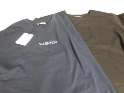 2 x Men's Assorted XXL Tee-shirts Labelled: Prada & Valentino .