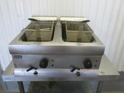 Lincat Electric Twin Basket Counter Top Deep Fat Fryer. Comes with 2 Baskets. Note: missing 1 x cover.