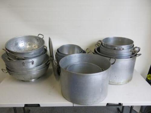 16 x Assorted Sized Stew Pots & Collanders to Include: 6 x Collanders & 10 x Stewpots & 5 Lids.
