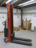 Record 400kg Electric Pallet Lifter, Model VVE1000/3500, DOM 2002.