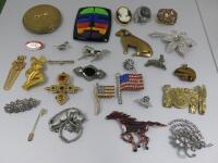 27 x Assorted Items of Costume Jewellery to Include: Pins, Broches, Pendants Etc (As Viewed/Pictured).
