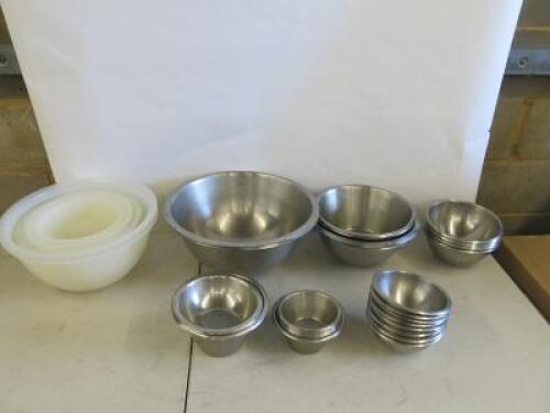 42 x Assorted Sized Plastic & Stainless Steel Mixing Bowls to Include: 7 x Plastic & 35 x Stainless Steel.