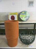 25 x Assorted Gardening Accessories to Include: 16 x 30cm Cigno Plastic Pots, 4 x Wire Flower Hanging Baskets,3 x Strawberry Pop Up Planters & 2 x Flower Towers.