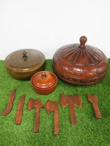 3 x Wooden Bowls with Lids & Set of 6 x Wooden Ornamental Weapons. Large Bowl Dia40cm, Medium Bowl Dia28cm & Small Bowl Dia18cm.