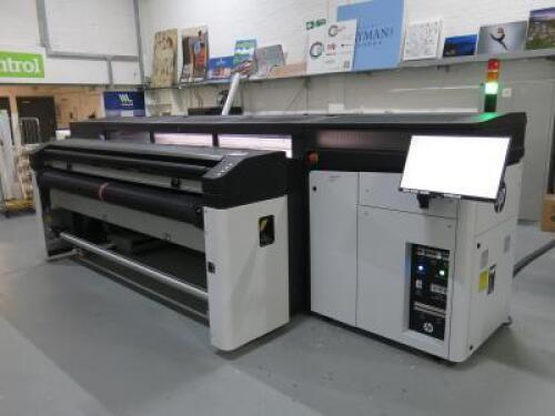 HP Latex R2000 Large Format Latex Printer, YOM 2018, S/N SG8571S002. Fully Serviced Sept 2023 @Cost of £12k. Meter 21k m2 Roll, 20k m2 Sheet. Comes with 4 x Roller Feed Fold Down Tables,  2 x Edgeguard Kits & Consumables (As Pictured/Viewed).