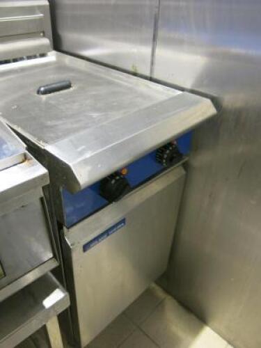 Blue Seal Twin Basket Deep Fat Fryer, Model E44, S/N 1867779, 3 Phase, Size H90 x W45 x D80cm.NOTE: comes with 1 basket.