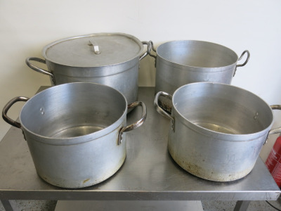 4 x Assorted Sized Aluminium Stew Pots with 1 Lid.