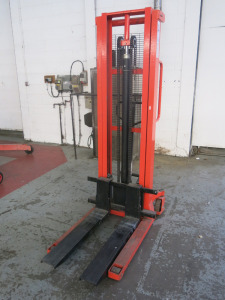 Briggs Hand Stacker, Capacity 1000kg, Fork Length 900mm, Height 3M.