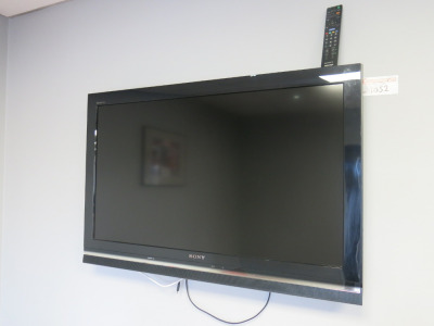 Sony Bravia 37" TV with Wall Bracket & Remote.