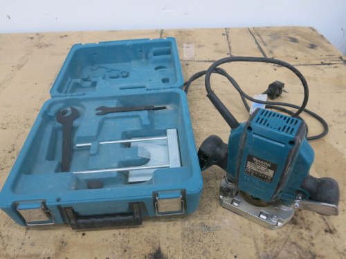 Makita Router RP0900. With Carry Case & Guide.