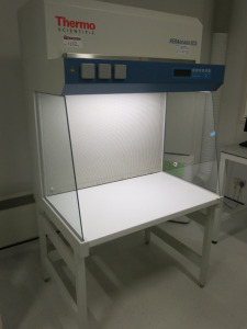 Thermo Scientific Heraguard Eco 0.9 Bio Clean Bench, S/N 42075105, DOM 2017 with Cover. Size H185 x W100 x D85cm.