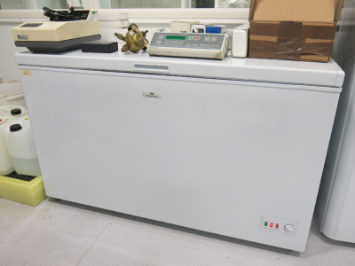 Neworld White Chest Freezer, Model NWCF420L.