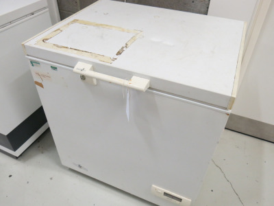 Zanussi Easy Lid Chest Freezer, Model ZCF77C.