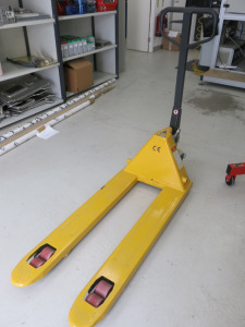 2500kg Pallet Truck in Yellow.