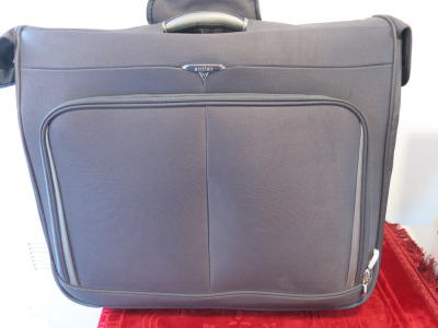 Antler Suitcase 50 x 60 x 20cm, Zip Around, Fully Lined with Matching Hangers.