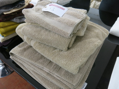 2 x The White Company Bath Towels, 1 x Hand Towel & 5 x Flannels in Light Brown.