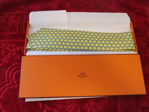 Hermes Paris 100% Silk Gentleman's Tie, Yellow with Blue Link Pattern (Appears New in Original Box).