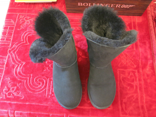 Pair of UGG Boots, Size UK 5 1/2. Appear Unworn/New.