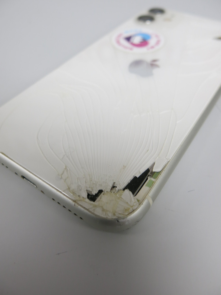Apple iPhone 11, 64GB In White. NOTE: crack to screen & carcass
