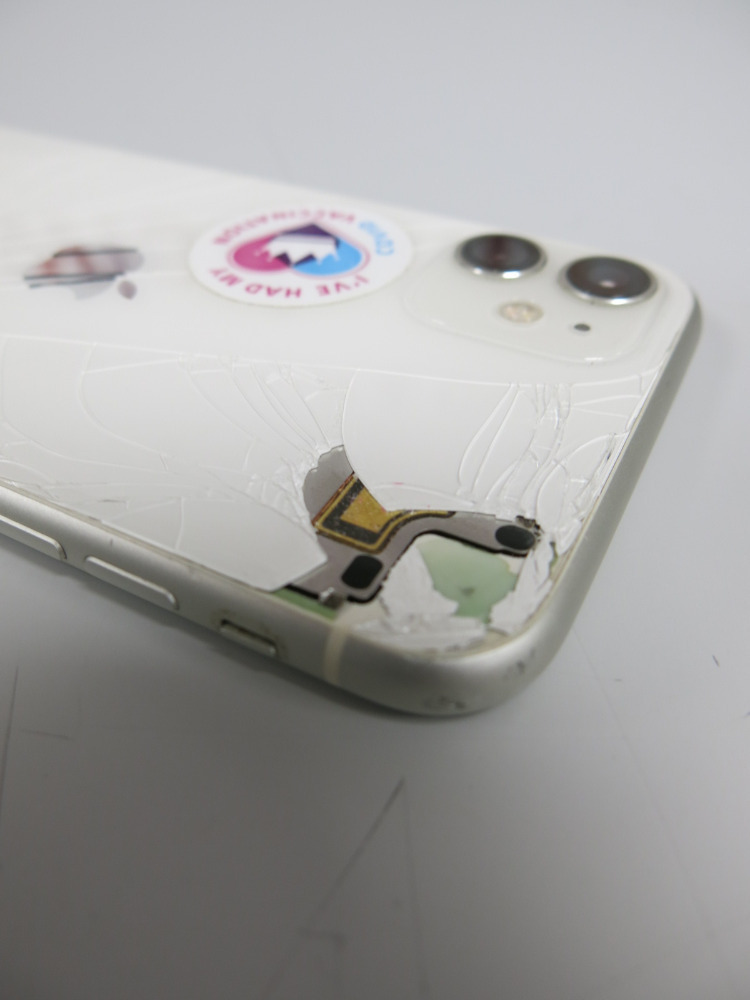 Apple iPhone 11, 64GB In White. NOTE: crack to screen & carcass