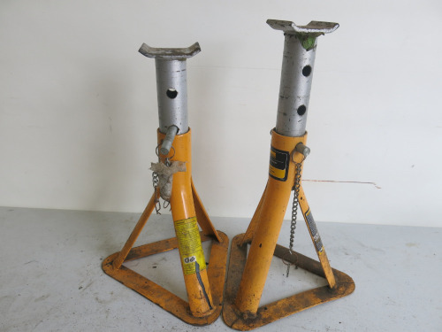 Pair of Halfords 2 Tonne Axel Stand.