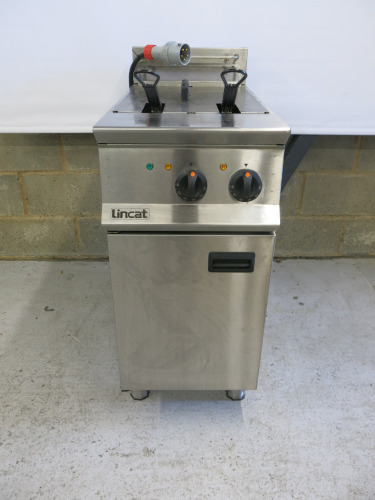 Lincat Opus 800 Twin Tank Deep Fat Fryer, Model OE8105, YOM 2023, 3 Phase & Comes with 2 Baskets. Size H90 x W40 x D80cm.
