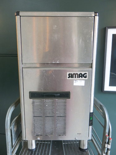 Simag Ice Machine, SDE40 AS HE 230/5/1, S/N MC282732. Size H73 x W38 x D56cm.