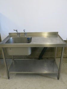 Stainless Steel Single Bowl Sink Lever Taps & Shelf Under. Size H90 x W120 x D80cm.