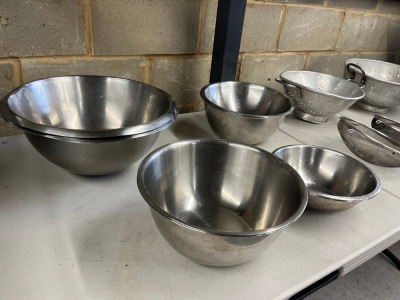 8 x Stainless Steel Mixing Bowls, 2 x Calendars & 3 x Sieves.