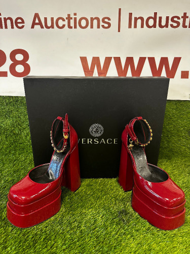 Pair of Versace Medusa Patent Leather Heel in Burgundy, High Heels, Size 35. Comes in Box with Dust Bags. NOTE: worn, in good condition.