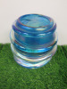 John Ditchfield Handmade - Swirl Iridescent Vase in Blue. Size H18cm. Etched with John Ditchfield Signature, No 11411 & Glasform with Glasform Label. - 3