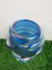 John Ditchfield Handmade - Swirl Iridescent Vase in Blue. Size H18cm. Etched with John Ditchfield Signature, No 11411 & Glasform with Glasform Label. - 5