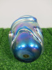 John Ditchfield Handmade - Swirl Iridescent Vase in Blue. Size H18cm. Etched with John Ditchfield Signature, No 11411 & Glasform with Glasform Label. - 7